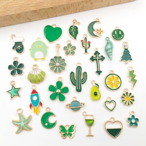Collezione mista di 30 ciondoli assortiti in smalto verde, 30 pezzi, sfusi, delicati e carini, pendenti in metallo placcato oro, per creare gioielli.