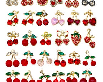 10/30 piezas de dijes de cereza y fresa esmaltados en rojo, colgantes de aleación de frutas para pulseras, collares, pendientes y accesorios para hacer joyas.