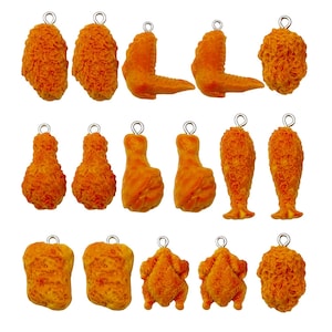 Peut inclure: Une collection de breloques en forme de poulet frit de couleur orange, avec des boucles argentées pour les suspendre. Les breloques comprennent des ailes de poulet, des pilons et des morceaux de poulet entier. Elles sont disposées en rangées.