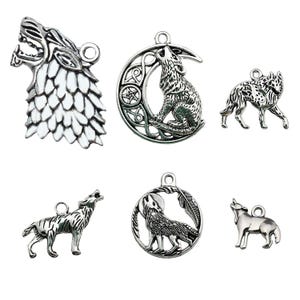 Könnte beinhalten: Sechs silberfarbene Wolfs-Anhänger. Die Anhänger zeigen verschiedene Wolfsmotive, darunter einen heulenden Wolf, einen Wolf mit einer Mondsichel und einen Wolf mit einer Feder. Die Anhänger sind perfekt für die Schmuckherstellung oder das Basteln.