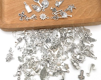 100 pezzi di ciondoli misti assortiti in massa color argento antico, collezioni di ciondoli misti all'ingrosso, per accessori fai da te fatti a mano