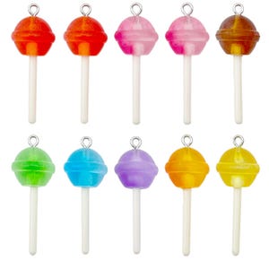 Könnte beinhalten: Zehn bunte Lollipop-Anhänger in verschiedenen Farben, darunter Rot, Orange, Rosa, Braun, Grün, Blau, Lila und Gelb. Jeder Lolli hat einen weißen Stiel und eine silberne Schlaufe zum Basteln oder für Schmuck.
