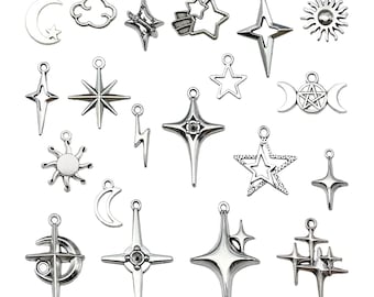 Könnte beinhalten: Eine Sammlung von 19 silbernen Anhänger-Anhängern mit himmlischen und sternförmigen Designs. Die Anhänger umfassen Monde, Sterne, Sonnen und Blitze.