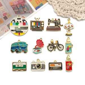 10 stuks emaille nostalgische dagelijkse benodigdheden bedels lichtmetalen meubels, transporthangers voor doe-het-zelf sieraden maken accessoires