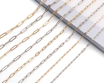 Könnte beinhalten: Nahaufnahme mehrerer Halsketten im Büroklammer-Stil in Gold- und Silbertönen. Die Ketten sind diagonal über dem Rahmen angeordnet und zeigen ihre länglichen ovalen Glieder. Der Hintergrund ist eine saubere, weiße Oberfläche.