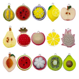 Może przedstawiać: Kolekcja kolorowych zawieszek z owocami, w tym durian, arbuz, marakuja, cytryna, jabłko, gruszka, granat, liczi, plaster cytryny, smoczy owoc, brzoskwinia, mangostan, kiwi i awokado. Każda zawieszka ma srebrną pętlę.