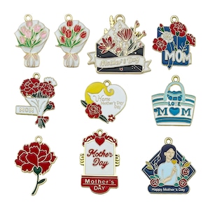 Peut inclure: Assortiment de dix breloques en métal doré avec des détails en émail. Les breloques présentent des bouquets de fleurs, des cœurs, des sacs et des pancartes avec les mots "Maman", "Amour" et "Joyeuse fête des mères".