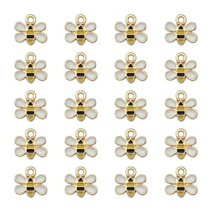 Può includere: Sedici ciondoli a forma di ape color oro con ali in smalto bianco e giallo e corpi a strisce nere e gialle. Ogni ciondolo ha un piccolo anello nella parte superiore per il fissaggio a gioielli o altri lavori artigianali. I ciondoli sono disposti a griglia.