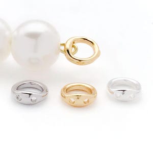 Può includere: Tre anelli di salto in oro e argento con due fori ciascuno. Gli anelli sono utilizzati per collegare i pezzi di gioielleria.