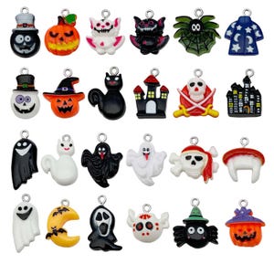 Könnte beinhalten: Eine Sammlung von Halloween-Anhängern in verschiedenen Formen, darunter Geister, Kürbisse, Fledermäuse, Spinnen und Totenköpfe. Die Anhänger sind in verschiedenen Farben erhältlich, darunter Schwarz, Orange, Weiß und Grün. Jeder Anhänger hat eine silberne Schlaufe.