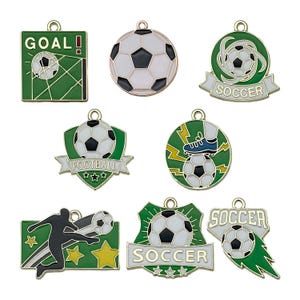 Può includere: Assortimento di dieci ciondoli in metallo a tema calcistico. I ciondoli sono verdi, bianchi, neri e dorati. I ciondoli raffigurano palloni da calcio, giocatori e le parole "Goal!" "Soccer" e "Football".