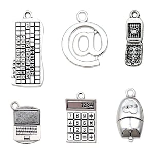 Peut inclure: Ensemble de dix breloques en argent représentant différents motifs liés à l'informatique et à la technologie, notamment un clavier, un symbole arobase, une calculatrice, un téléphone portable et une souris d'ordinateur.