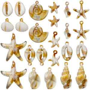 Puede incluir: Una colección de colgantes de conchas marinas y estrellas de mar en varias formas y tamaños. Los colgantes son en tonos de blanco, beige y marrón, con lazos dorados para sujetarlos a joyas u otras manualidades. La colección incluye conchas de cauri, conchas en espiral y estrellas de mar.