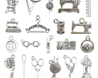 20 Stück Näh-Werkzeug-Charms Legierung Nähmaschine, Nadel, Spule, Knopf, Aufhänger Anhänger für DIY Armband Halskette Schmuck machen Zubehör