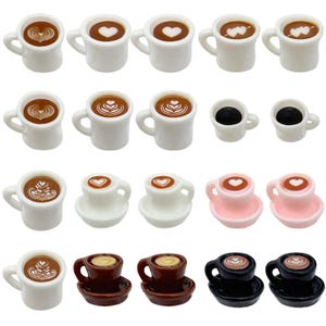 Könnte beinhalten: Eine Sammlung von Miniatur-Kaffeetassen und Untertassen. Die Tassen sind weiß, rosa, braun und schwarz, mit verschiedenen Latte-Art-Designs in Brauntönen. Einige Tassen sind mit schwarzem Kaffee gefüllt. Die Sammlung umfasst Tassen mit Henkeln und Tassen auf Untertassen.