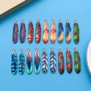 10/18 st 9*38 mm Färgglada Emalj Boho Tryck Fjäder Design Berlocker Legering Metall Hängen för DIY Smyckestillverkning Tillbehör