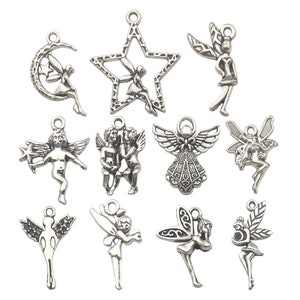 Puede incluir: Un conjunto de 12 abalorios de metal plateados con varios diseños de hadas y ángeles. Los abalorios son perfectos para la elaboración de joyas, el scrapbooking y otros proyectos de manualidades.