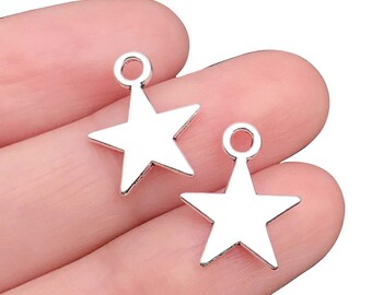 Puede incluir: Dos abalorios de estrella plateados con un anillo de salto para sujetarlos a joyas o manualidades.