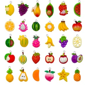 Puede incluir: Una colección de coloridos dijes de frutas, que incluyen un limón, uvas, un plátano, una fresa, una sandía, una rodaja de naranja y más. Cada dije tiene un lazo plateado para sujetar a joyas u otras manualidades.