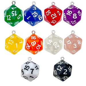 Könnte beinhalten: Eine Sammlung farbenfroher, zwanzigseitiger Würfelanhänger in verschiedenen Farben, darunter Grün, Blau, Rot, Lila, Gelb, Orange, Transparent, Rosa, Weiß und Schwarz. Jeder Würfel hat weiße Zahlen und eine silberne Schlaufe.