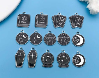 以下が含まれることがあります： 黒のエナメルと白のディテールが施された、銀色のチャーム14個のセット。チャームには、ペンタグラム、月、星、タロットカード、棺など、さまざまな魔女やオカルトのシンボルが描かれています。チャームは、ジュエリー、キーホルダー、その他のクラフトに魔法のタッチを加えるのに最適です。