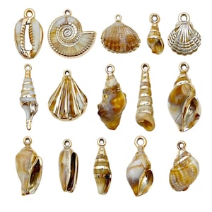 Peut inclure: Une collection de breloques coquillages dorées de différentes formes et tailles. Chaque breloque présente des détails complexes et une boucle pour l'attacher à des bijoux ou autres créations. Les coquillages sont de couleurs blanches, marron et dorées.
