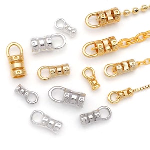 Pode incluir: Conjunto de tampas de extremidade de metal dourado e prateado para a fabricação de joias. As tampas de extremidade têm um design decorativo e estão disponíveis em diferentes tamanhos.