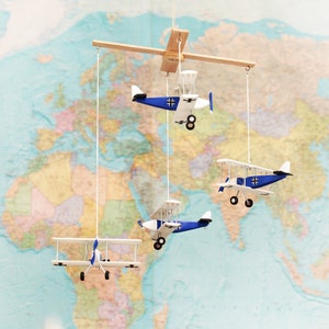 Móvil de avión, 4 aviones colgantes azul blanco negro con insignia de avión militar, Avión de madera decorativo, Regalo de piloto, Decoración de guardería