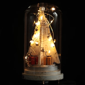 Centerpieces voor de kersttafel. Glazen koepel. Verlichte houten kerstboom. Batterijverpakte LED. Decoraties voor de feestdagen. Kerst Lantaarn. Geschenk