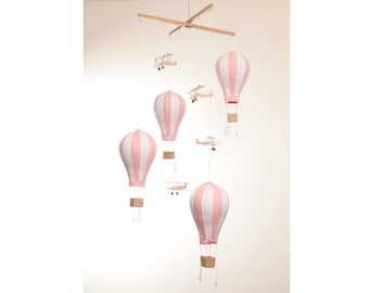 Giostrina con mongolfiera e aeroplano in tessuto rosa e bianco, decorazione per la cameretta di una bambina.