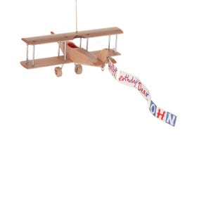 Personalisiertes Holzflugzeug mit Glückwunschbanner. Doppeldecker aus Buche zum Aufhängen zum Geburtstag. Dekoratives hängendes Flugzeug. Für Ihn.
