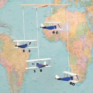 Móvil de bebé de avión, 4 aviones colgantes azules, blancos y negros, avión de madera decorativo, guardería temática de viaje, regalo de ducha de bebé, decoración de guardería