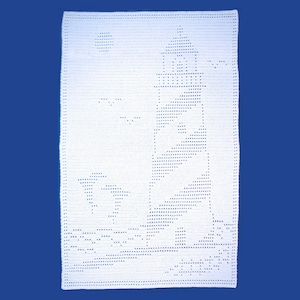 Puede incluir: Un encaje de ganchillo blanco con un delicado patrón de pequeños puntos y líneas. El encaje es de forma cuadrada y tiene un borde festoneado.