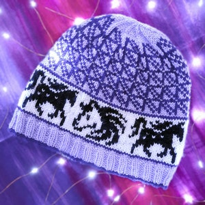 Puede incluir: Gorro de punto morado y blanco con un diseño de caballo negro y blanco. El gorro está hecho de hilo suave y tiene un ajuste cómodo.
