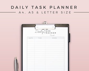 Può includere: Un portafoglio nero con un foglio di carta bianco che dice "Daily Task Tracker" e ha colonne per "Data", "Ora" e "Lavoro". Una penna e degli occhiali sono su una superficie rosa.