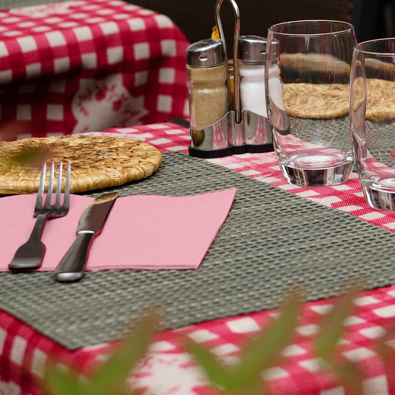 Serviette de table en polyester lavable léger. Ces serviettes élégantes et élégantes avec la variété de couleurs vives brillantes donnent image 9