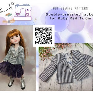 Puede incluir: Una muñeca con una chaqueta cruzada a rayas grises y blancas y una falda morada. La imagen también muestra una chaqueta a juego y el texto "PDF SEWING PATTERN Double-breasted jacket for Ruby Red 37 cm".