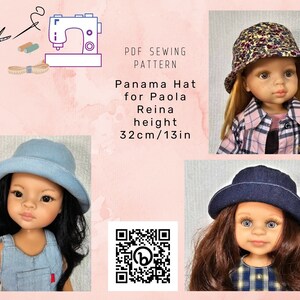 Könnte beinhalten: Ein PDF-Nähmuster für einen Panama-Hut für eine 32 cm/13 Zoll große Puppe. Das Muster wird mit einer Puppe gezeigt, die einen blauen Hut trägt, einer Puppe, die einen Blumenhut trägt, und einer Puppe, die einen marineblauen Hut trägt. Das Muster enthält einen QR-Code.