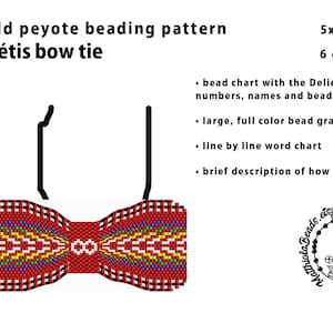 Könnte beinhalten: Ein rotes, gelbes, blaues und grünes Peyote-Stitch-Perlenmuster für eine Fliege. Das Muster ist 5 Zoll breit und 1,8 Zoll lang. Das Muster enthält eine Perlenkarte, ein farbiges Perlendiagramm, ein zeilenweises Wortdiagramm und eine Beschreibung, wie man die Fliege herstellt.
