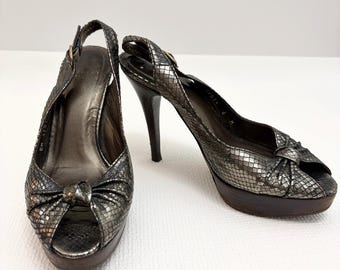 Sapato de salto alto Stuart Weitzman com plataforma, bico aberto e estampa de cobra, tamanho 6 M, prateado metálico.