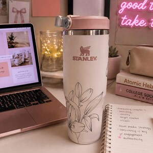 Custom Lily Floral Stanley© Engraved Tumbler Flowers Stainless Steel Cup Nature Lover Gift imagen 1