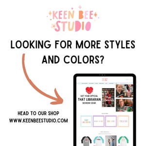 Puede incluir: Imagen con el logotipo de Keen Bee Studio en rosa y naranja, con el texto "LOOKING FOR MORE STYLES AND COLORS?" Una flecha apunta a una tableta que muestra un sitio web con "That Librarian Bookish Gear" e im&aacute;genes de productos. La direcci&oacute;n del sitio web es www.keenbeestudio.com.