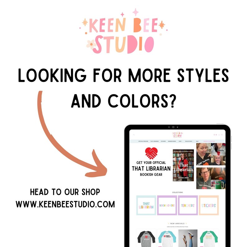 Puede incluir: Imagen con el logotipo de Keen Bee Studio en rosa y naranja, con el texto "LOOKING FOR MORE STYLES AND COLORS?" Una flecha apunta a una tableta que muestra un sitio web con "That Librarian Bookish Gear" e im&aacute;genes de productos. La direcci&oacute;n del sitio web es www.keenbeestudio.com.