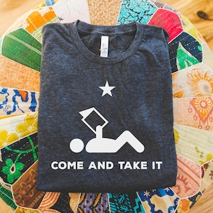 Camiseta de bibliotecario lector "Ven y tómala": Camiseta de bibliotecario aficionado a los libros imagen 1