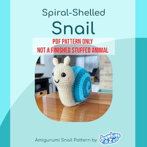 Könnte beinhalten: Ein gehäkeltes Amigurumi-Schneckenmuster mit einem gelben Körper und einer blauen Spiralmuschel. Das Muster ist als PDF-Download erhältlich und kein fertiges Stofftier. Der Text "Spiral-Shelled Snail" und "PDF Pattern Only, Not a Finished Stuffed Animal" ist auf dem Bild zu sehen. Der Text "Amigurumi Snail Pattern by drewbies zoo" ist ebenfalls auf dem Bild zu sehen.
