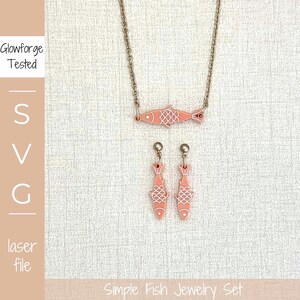 Puede incluir: Un conjunto de collar y pendientes con forma de pez de color coral. La joyería presenta una cadena y ganchos para pendientes dorados. El diseño del pez tiene detalles blancos. El texto "Simple Fish Jewelry Set" está en la parte inferior.