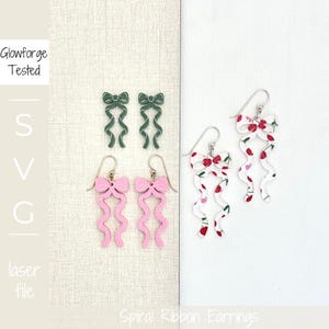 Könnte beinhalten: Zwei Paar Ohrringe mit einem Spiralband-Design. Ein Paar ist pink und das andere ist weiß mit roten Kirschblüten. Die Ohrringe befinden sich auf einem weißen Hintergrund mit dem Text "Spiral Ribbon Earrings" unten.