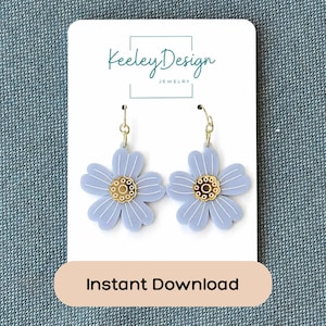 Peut inclure: Une paire de boucles d'oreilles en forme de fleur bleu clair avec des détails de lignes blanches et un centre doré, suspendues à des crochets dorés sur une carte de présentation blanche avec le texte Keeley Design Jewelry et Instant Download.