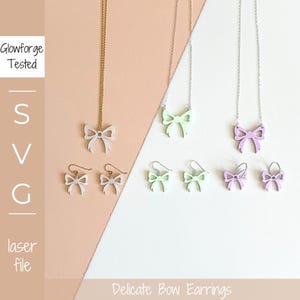 Può includere: Due set di delicati orecchini e collane a fiocco. Un set è bianco e l'altro è lilla chiaro e verde. Le collane sono su catene d'oro e d'argento. Gli orecchini sono su ganci d'argento. L'immagine è etichettata "Glowforge Tested SVG laser file" e "Delicate Bow Earrings".