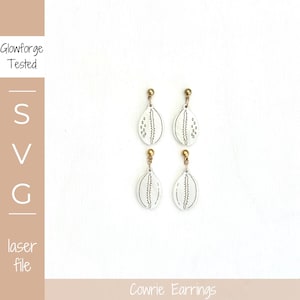 Puede incluir: Cuatro pares de pendientes de concha blanca con postes y detalles dorados. Cada pendiente presenta una forma de hoja con un diseño punteado y lineal negro. Los pendientes se muestran sobre un fondo blanco. El texto "Cowrie Earrings" está en la parte inferior.